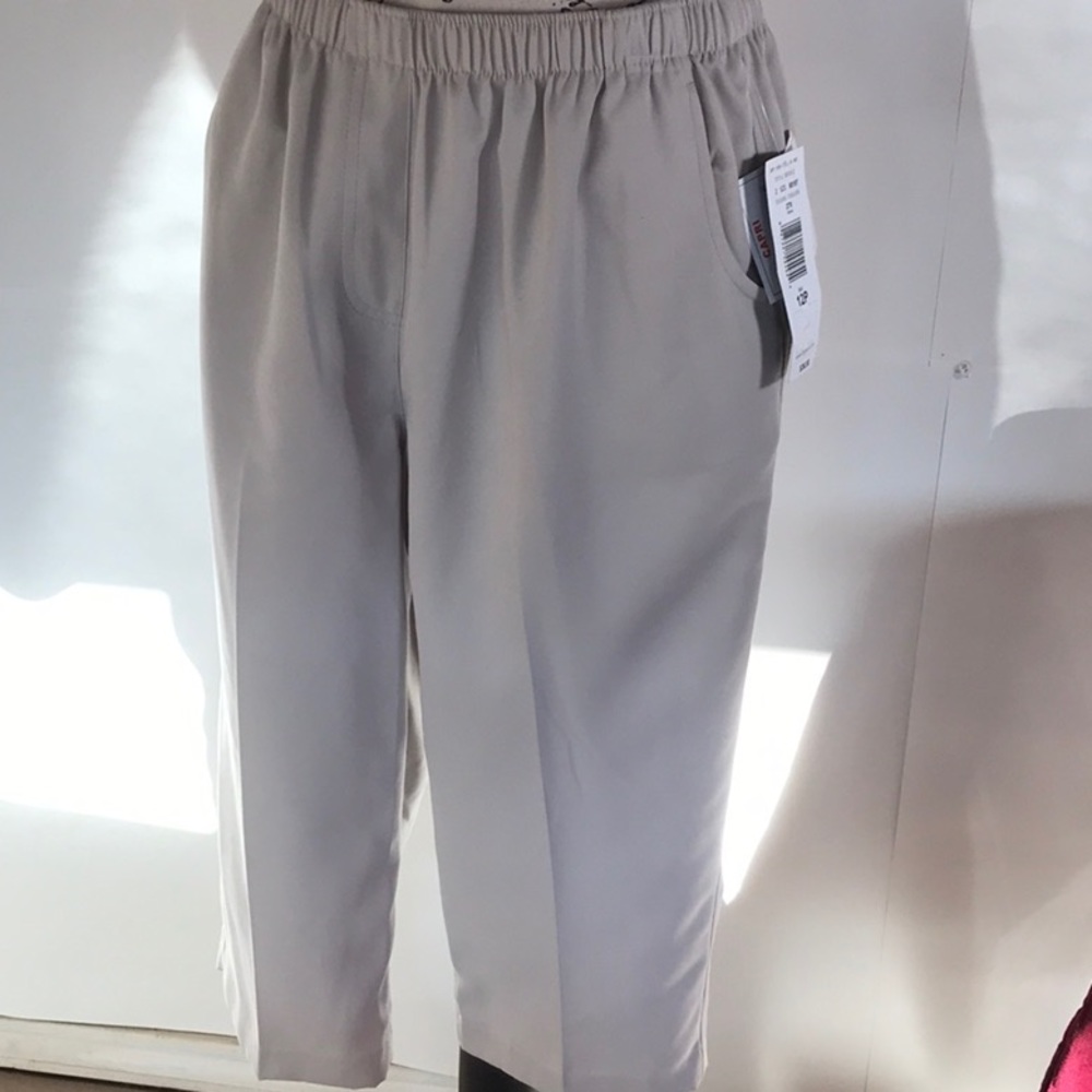 Alia Capris NWT 👡📦📫 NEW
